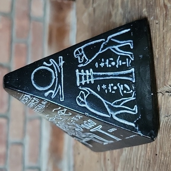 EGYPTIAN PYRAMID SCULPTURE - Picture 6 of 8